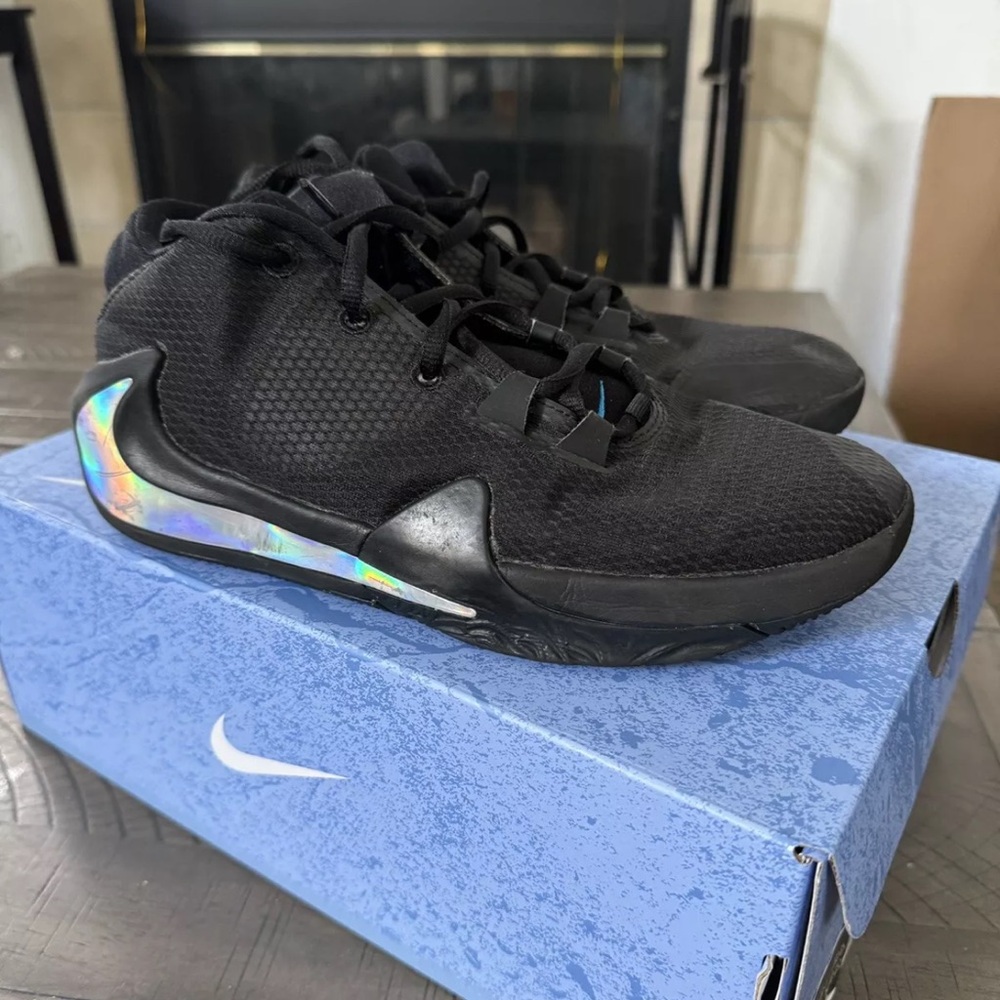 GS Nike Giannis 1 Photo Blue Iridescent Size 7y 100% Authentic Kids Youth